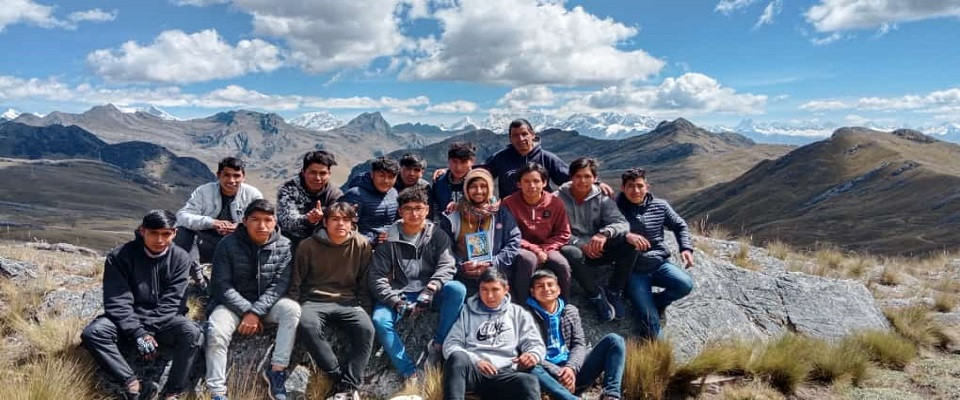 
    .rectangulo {
      background-color:  rgba(255, 0, 0, 0.5);   /* Fondo rojo */
      padding: 20px;           /* Espaciado interno */
      border-radius: 8px;      /* Bordes redondeados opcionales */
      width: fit-content;      /* Ajusta el ancho al texto */
      color: white;            /* Texto en blanco */
    }
  


  
    “La medida del amor es amar sin medida, y el trabajo más grande es aquel que se hace por el bien de los demás.” 
– San Juan Bosco
  

