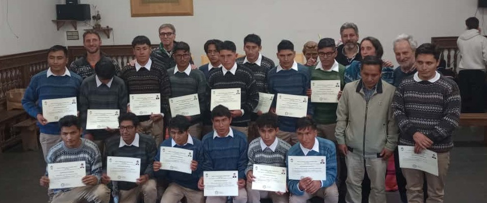 
    .rectangulo {
      background-color:  rgba(255, 0, 0, 0.5);   /* Fondo rojo */
      padding: 20px;           /* Espaciado interno */
      border-radius: 8px;      /* Bordes redondeados opcionales */
      width: fit-content;      /* Ajusta el ancho al texto */
      color: white;            /* Texto en blanco */
    }
  


  
    “La perseverancia es la virtud que nos hace alcanzar la meta.